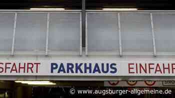 Hoher Schaden: Unbekannter fährt Auto in Augsburger Parkhaus an und flüchtet