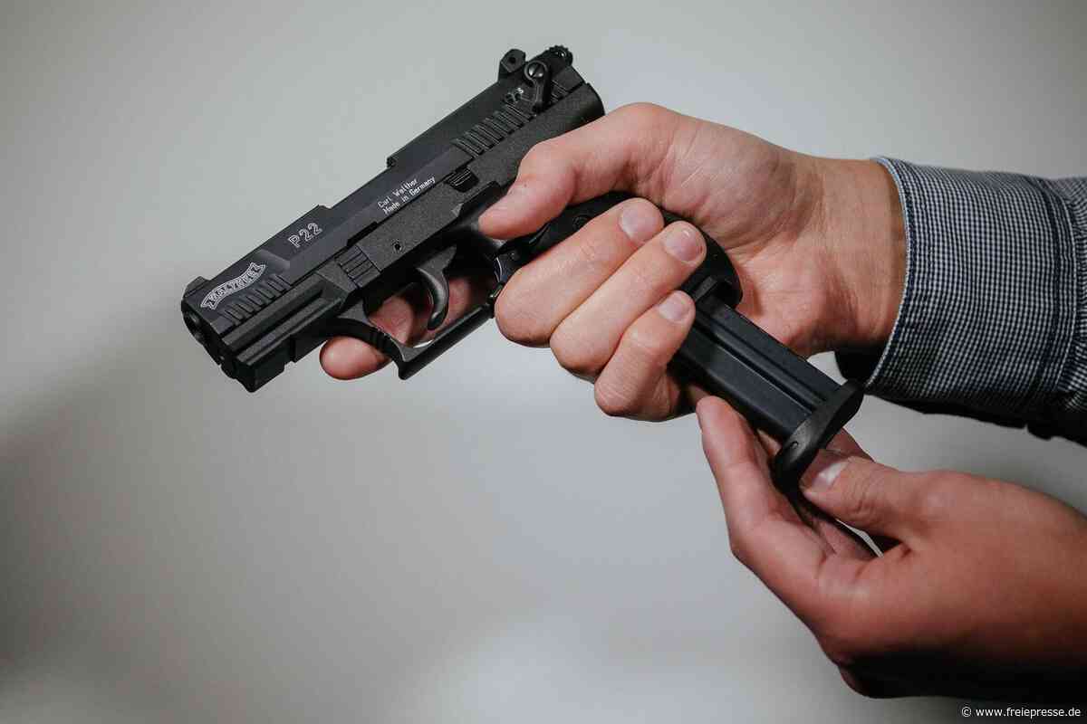 Tankstelle in Chemnitz: Mann fordert mit vorgehaltener Schusswaffe Geld