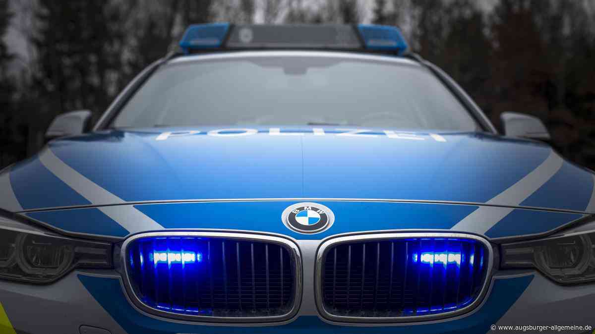 Er war wohl wütend: Betrunkener Autofahrer tritt gegen Fahrzeug