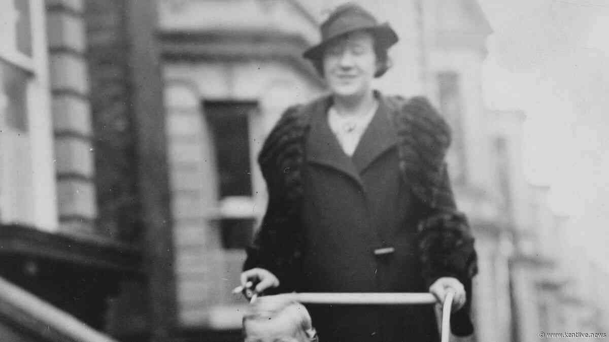 Vintage 1930s Kent pram photo shows parents still battling unwanted act 100 years on