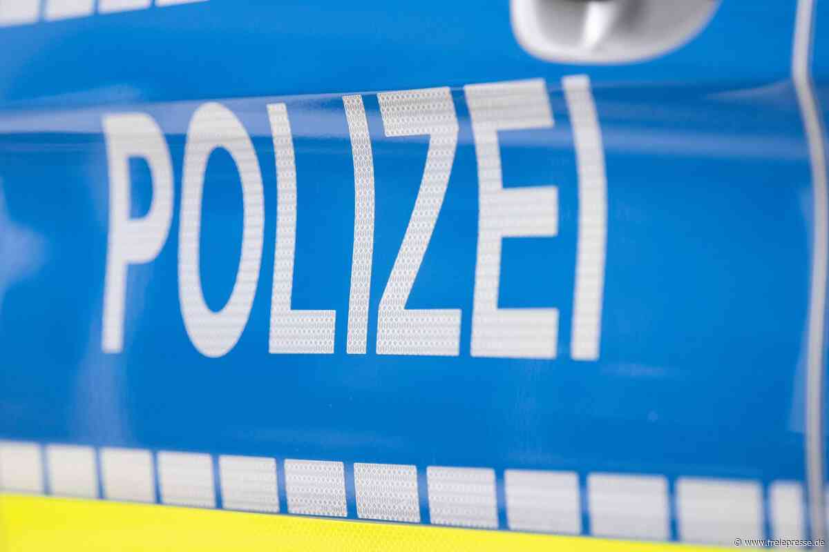 Unfall auf Chemnitzer Südring: Skoda rammt Werbetafel und Laternenmast
