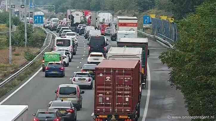 Flinke file op A58 door werkzaamheden en vrachtwagen met pech