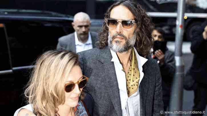 “Da eccentrico ed effeminato si è trasformato in un mostro e mi ha violentata, mi diceva ‘goditela!’. Negli uffici MTV mi ha afferrata con forza”: le accuse pesantissime a Russell Brand in tribunale