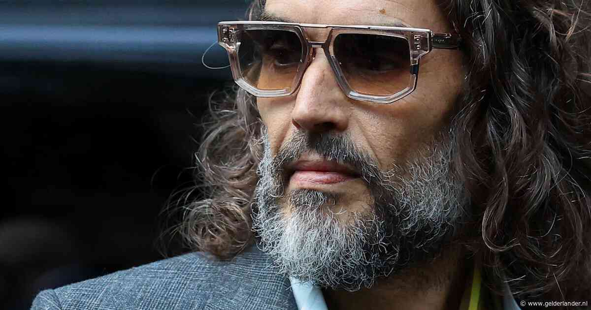 Heftige getuigenis tegen Russell Brand te horen in rechtbank: ‘Sloot mijn ogen en probeerde er mentaal niet te zijn’