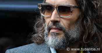 Heftige getuigenis tegen Russell Brand te horen in rechtbank: ‘Sloot mijn ogen en probeerde er mentaal niet te zijn’