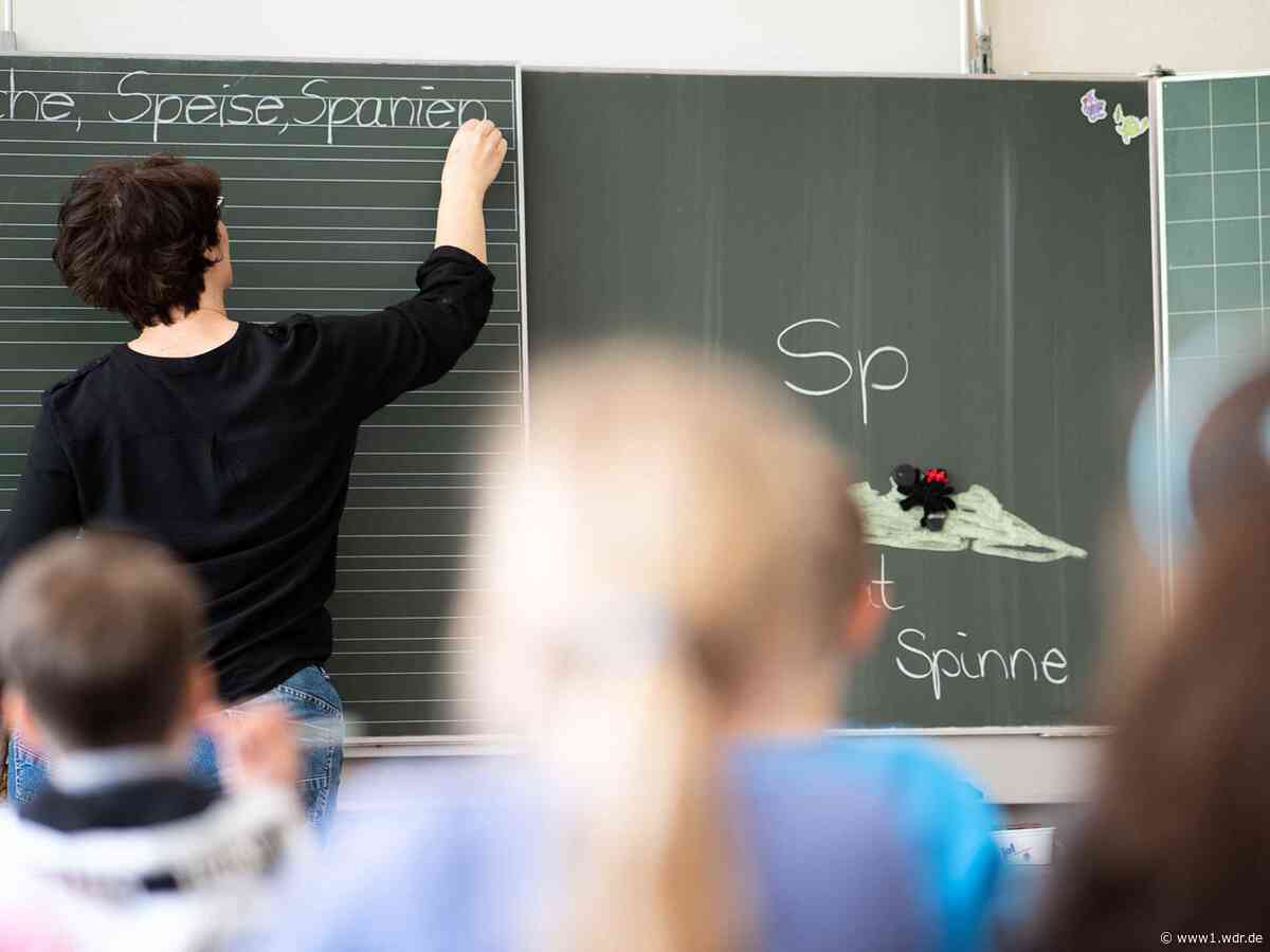Lehrerin durfte Grundschüler an Armen festhalten