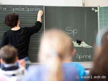 Lehrerin durfte Grundschüler an Armen festhalten