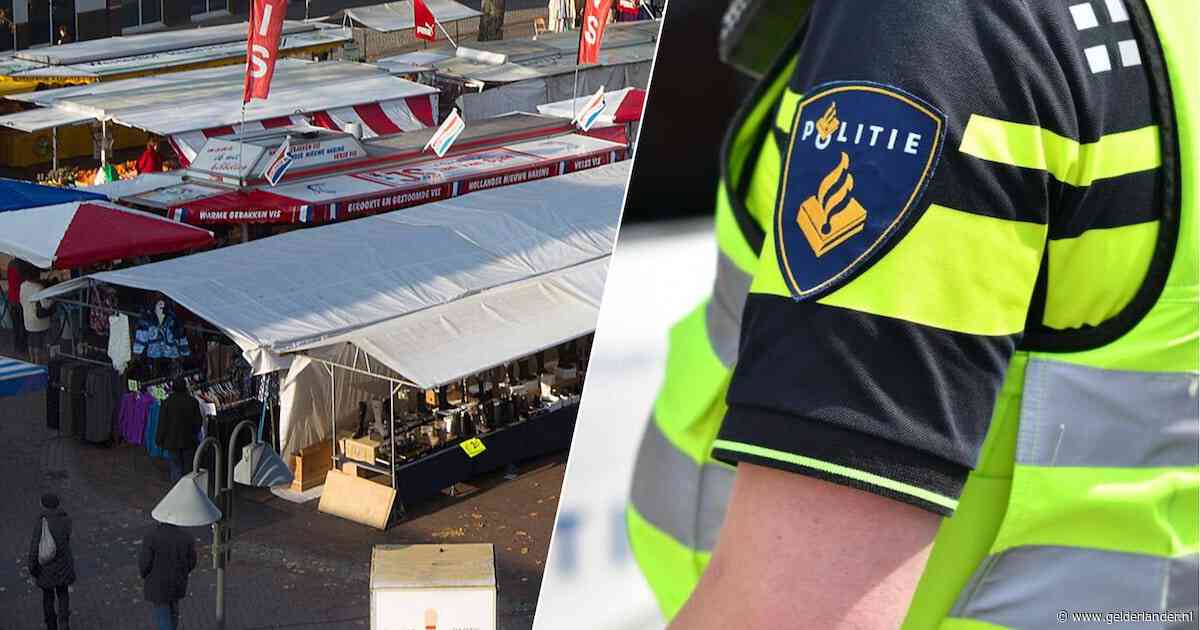 Man met pet strooit geld rond om oudere vrouw af te leiden, dan slaat hij zijn slag