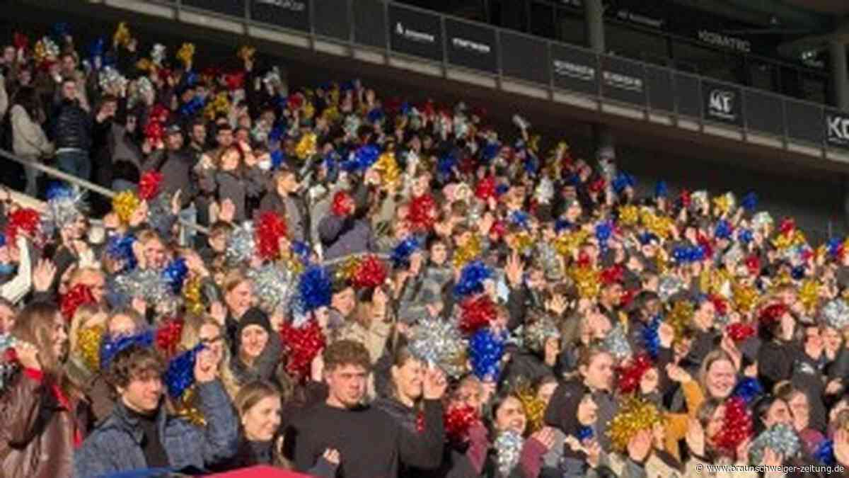 In Braunschweig starten die Erstsemester im Fußball-Stadion ins Studium