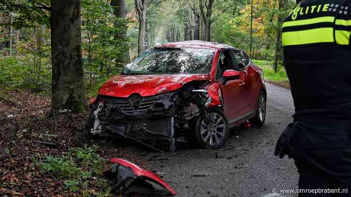 Auto slaat over de kop na botsing tegen boom, twee mannen gewond