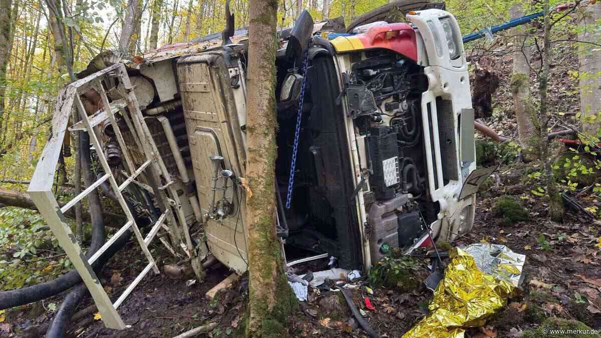 Lkw stürzt in Oberfranken 20 Meter den Hang hinab: Beifahrer stirbt