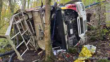 Lkw stürzt in Oberfranken 20 Meter den Hang hinab: Beifahrer stirbt