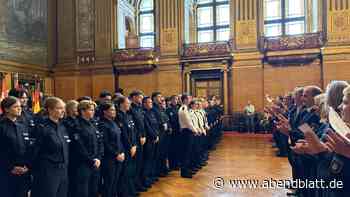 87 Polizisten im Rathaus vereidigt: „Sie haben den richtigen Beruf gewählt“