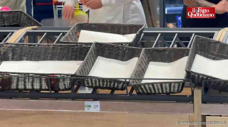 Cestini di frutta e verdura vuoti, frigo senza latte e formaggi, banchi della carne esauriti: le immagini dei supermercati di Napoli