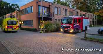 Bewoner zorgappartement met spoed naar ziekenhuis door brand