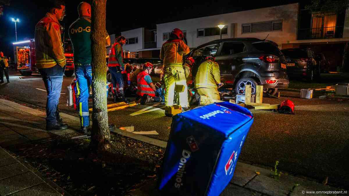 Fietsende pizzabezorger komt onder auto terecht bij ongeluk