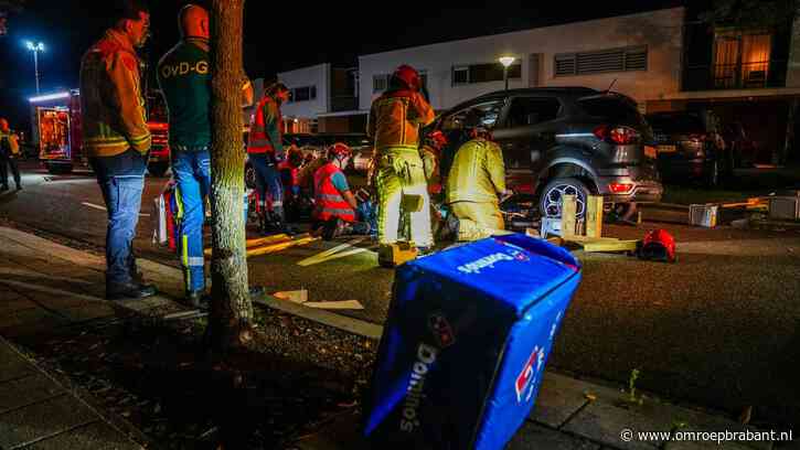 Fietsende pizzabezorger komt onder auto terecht bij ongeluk