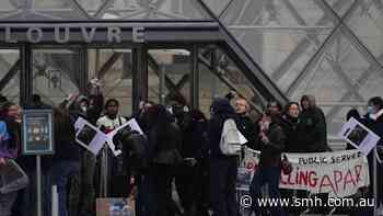 Students blockade Louvre as France rolls out local curfews