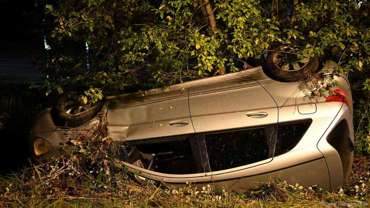 Unfall auf der RO9 zwischen Törwang und Achenmühle – Auto landet in Bachbett