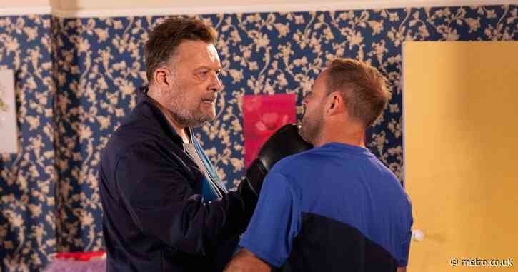 Ross exposes his violence right in front of Tyrone in Coronation Street
