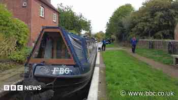 Charity assists boats along drought-affected canal