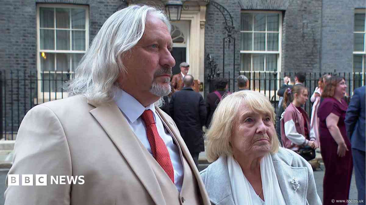 Jarrow marchers' descendants meet PM 90 years after snub