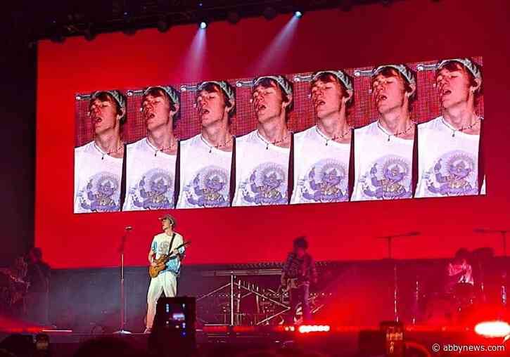 ‘Earrings’ singer Malcolm Todd packs a Vancouver arena with legit talent