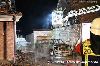 Feuer greift von zwei Pkw auf zwei Dachstühle über