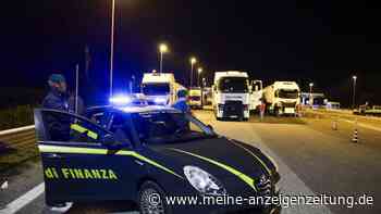 Protest im Süden Italiens: Lkw-Fahrer blockieren Straßen, Regale leer
