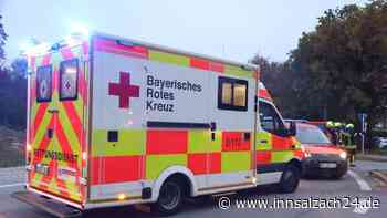 Auto erfasst Radfahrer in Kreisverkehr in Waldkraiburg – Rettungskräfte im Einsatz