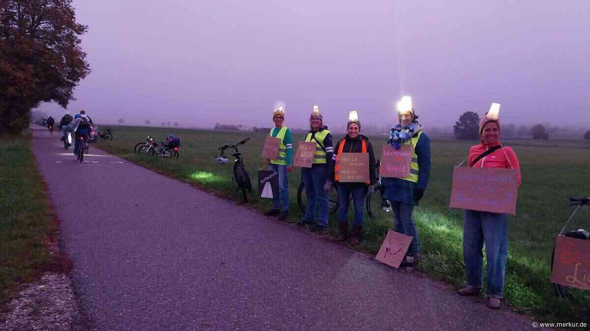 50 Menschen bilden Lichterkette: Prälatenweg soll nicht stockdunkel bleiben