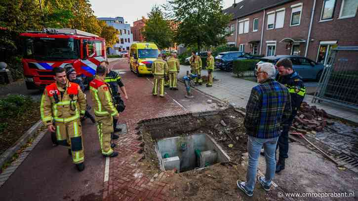 Vrouw op fiets valt in meters diepe put in Eindhoven en raakt gewond