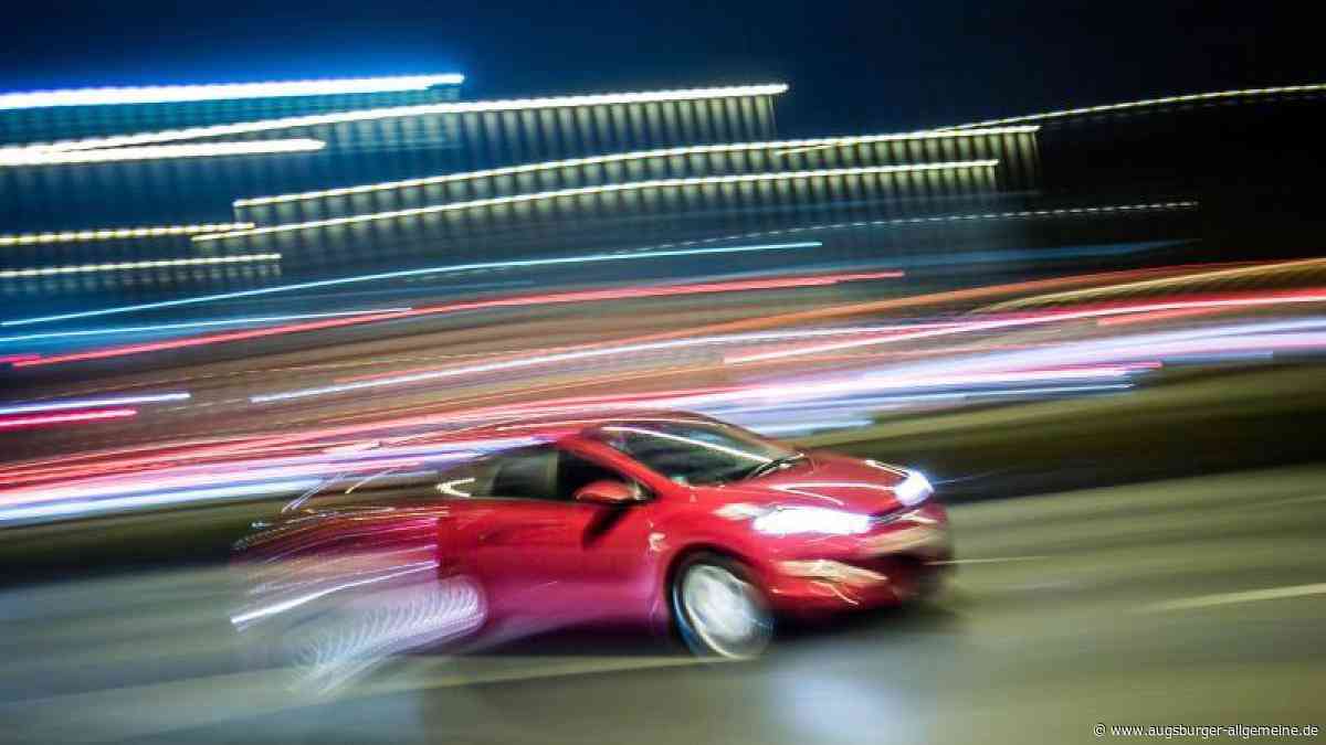 Autofahrer flüchtet mit 180 km/h vor der Polizei – aber warum?
