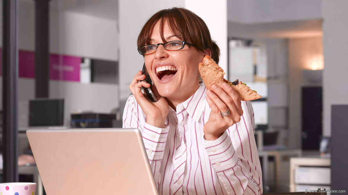 Even snel lunchen achter je bureau? Gezondheidsexperts waarschuwen: dat is een recept voor problemen
