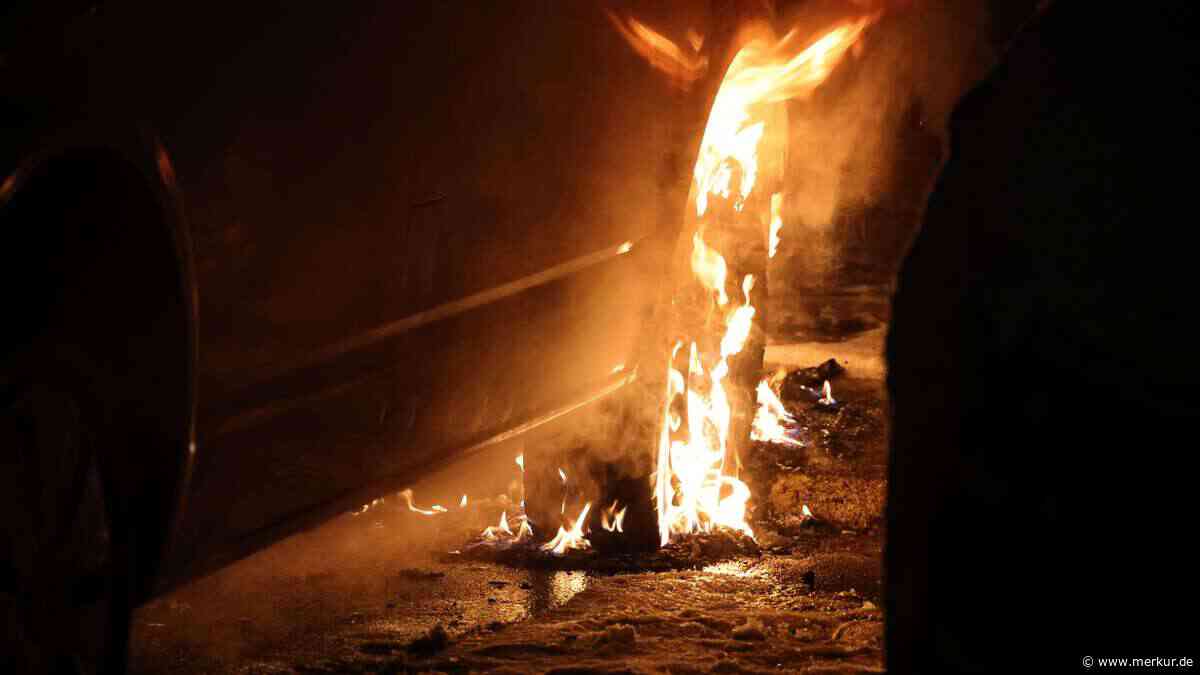 Autowerkstatt steht in Flammen: Lauter Knall ist zu hören – Straße am Morgen gesperrt