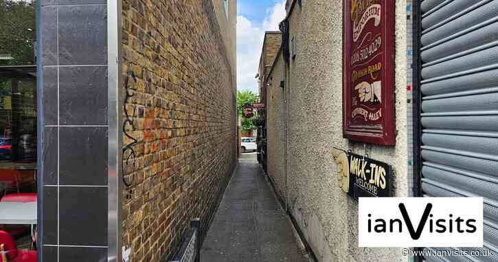 London’s Alleys: Cuthberts Alley, Loughton, IG10