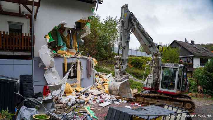 Unfassbar: Mann (44) reißt Hauswand von Nachbarn mit Bagger ein