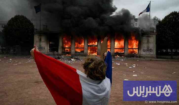 فرنسا تواجه أزمة سياسية متصاعدة وسط توجه لتمديد حظر التجول