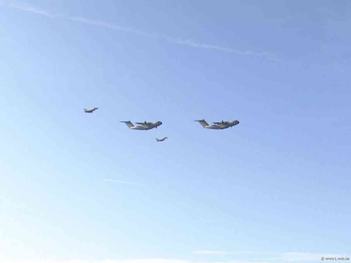 Formationsflug von Kampfjets zum Jubiläum