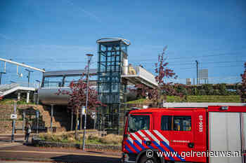 Man ruim drie uur vast in lift op station