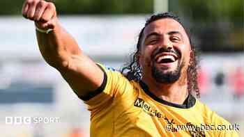 Castleford hooker Golding extends contract