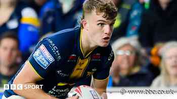Full-back McCormack signs new Leeds contract