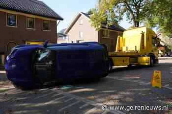 Auto belandt op zijkant na botsing met paaltje