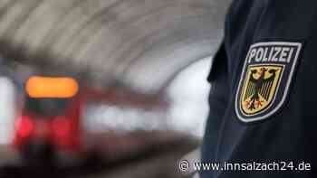 Ohne Fahrschein, dafür mit Waffe: Mann (37) sorgt für Polizeieinsatz in Mühldorfer Zug