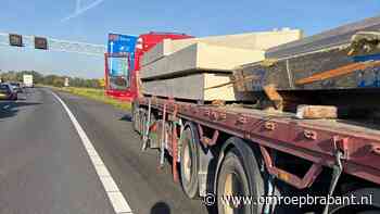 Lading betonplaten schuift tegen cabine vrachtwagen op A58 bij Tilburg