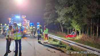 Porsche rammt Peugeot in Baum: Frau (25) weiter in kritischem Zustand - Viele Zeugen werden vernommen