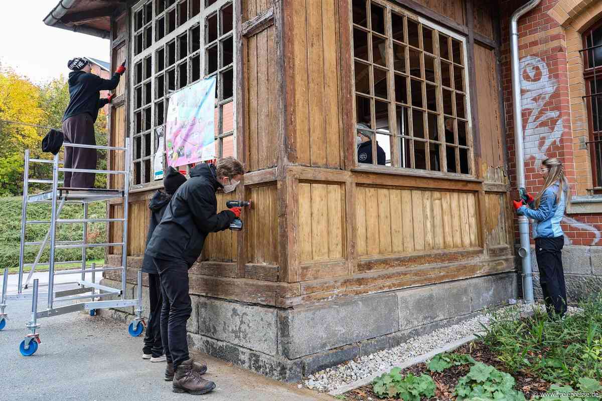 Junge Leute packen an altem Bahnhof im Erzgebirge an