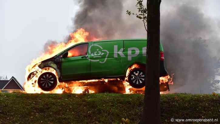 Enorme vlammenzee nadat KPN-busje in brand vliegt
