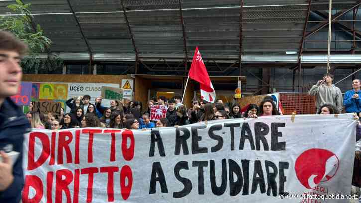 Matera, la protesta degli studenti da anni senza una sede per il loro liceo: in corteo fino alla Provincia