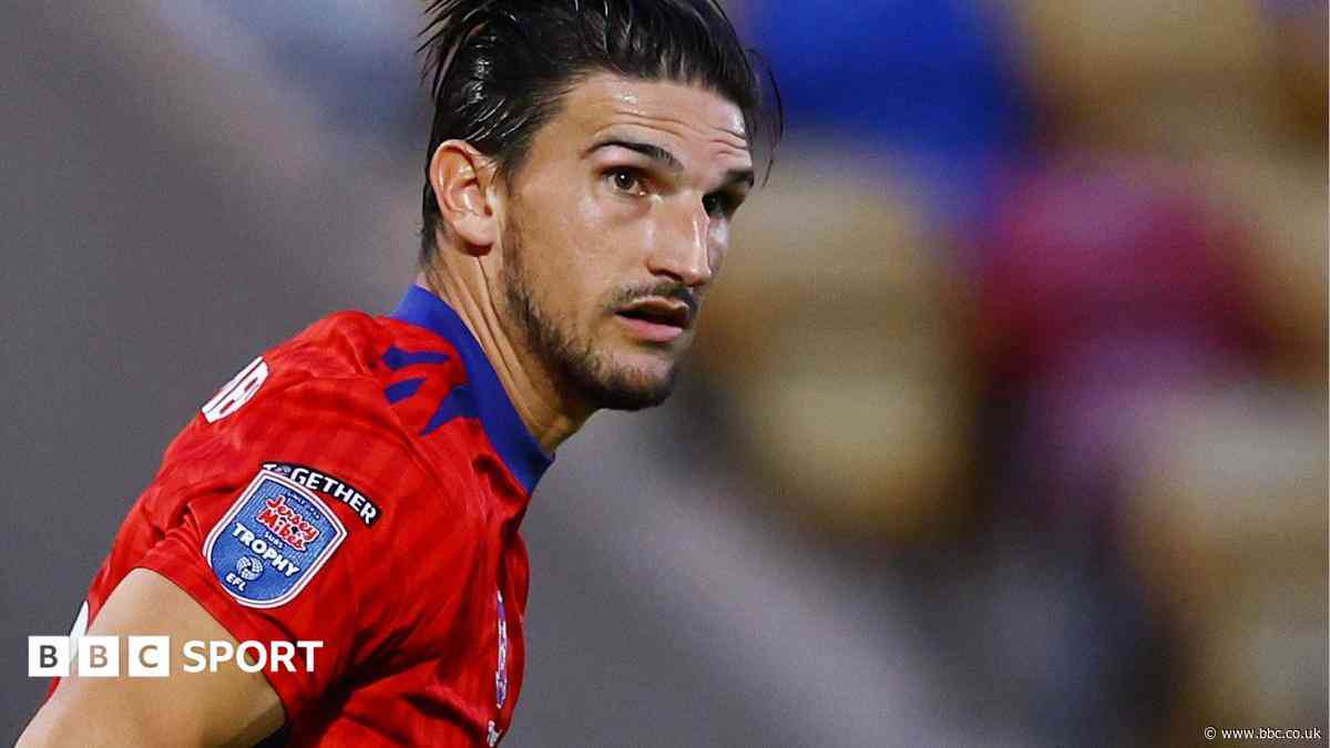 Southend sign York City defender Palmer